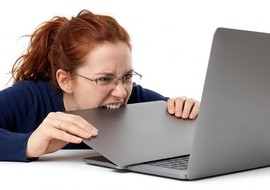 Femme qui mord son pc